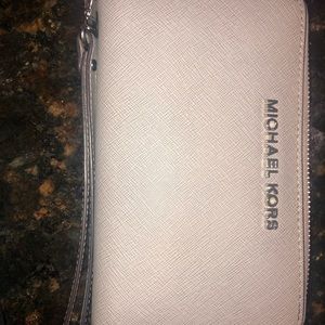 SALE❗️Michael kors wristlet